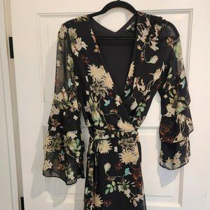 Slate & Willow Chiffon Bell Sleeve Botanical Wrap Dress Excellent condition- Med